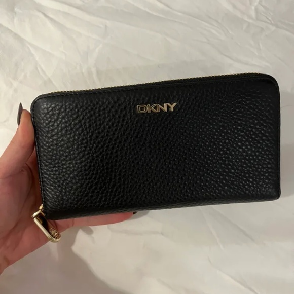 DKNY Wallet - New! - Picture 1 of 3